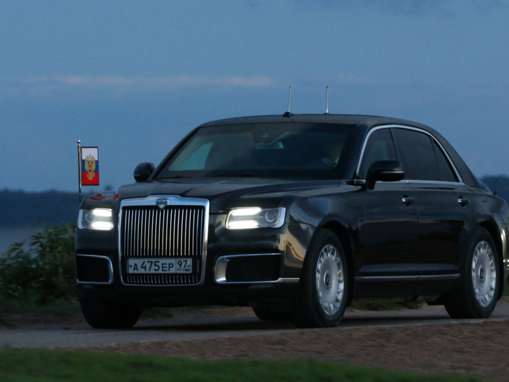 Putin poklonio Kim Jong Unu luksuzni automobil ruske proizvodnje