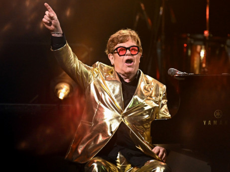 Čizme Eltona Johna prodate za 94.500 dolara na spektakularnoj aukciji