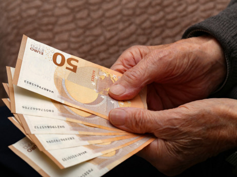 E-pismo: Milijoni evrov, ki so končali na računih Slovencev v tujini