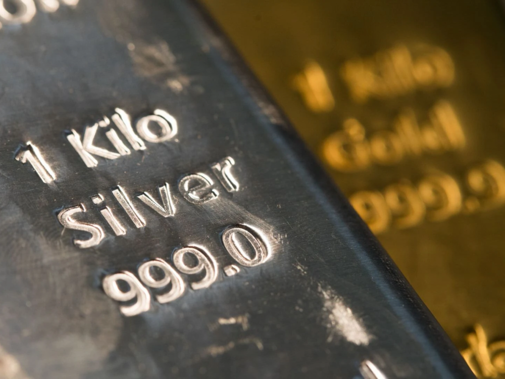 Zlato ide prema rekordnoj ceni u 2025, a srebro ga prati u stopu