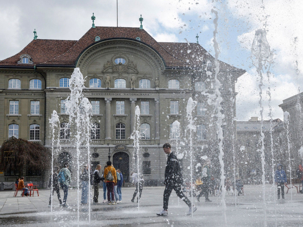 Švajcarska banka će početi da smanjuje kamatne stope u junu, pokazuje anketa
