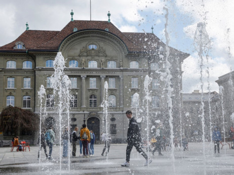 Švajcarska banka će početi da smanjuje kamatne stope u junu, pokazuje anketa