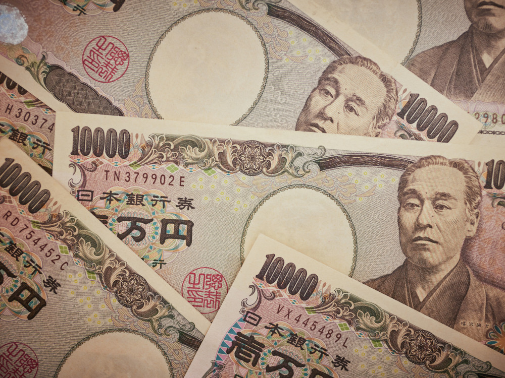 Jen oslabio najviše od 1990, zvaničnici kažu da su sve opcije u igri