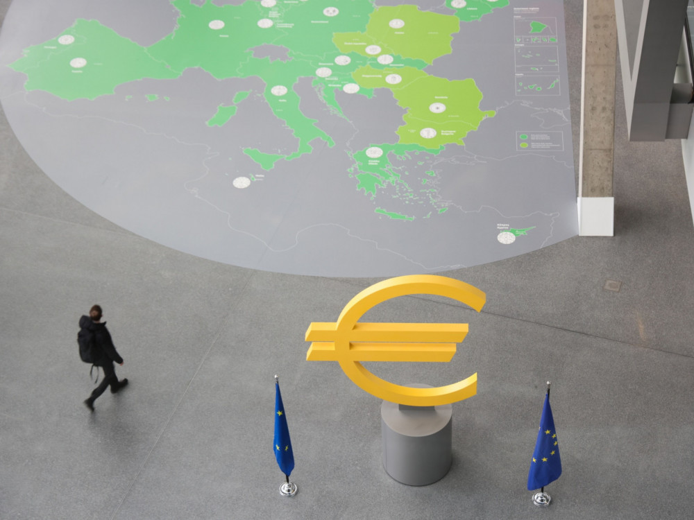 Različiti putevi Feda i ECB oborili evro na petomesečni minimum