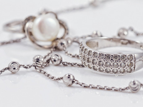 Silver lining: zašto bi trebalo da čuvate srebrni nakit