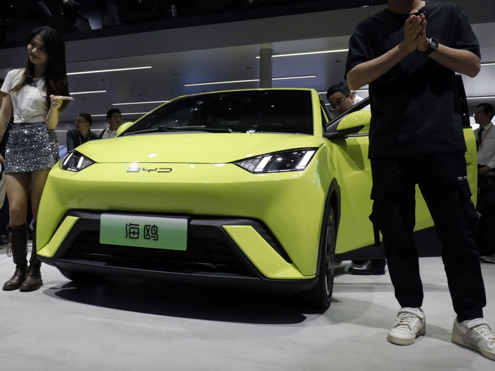 Ukratko iz sveta: EU sutra počinje da naplaćuje carine na električne automobile iz Kine