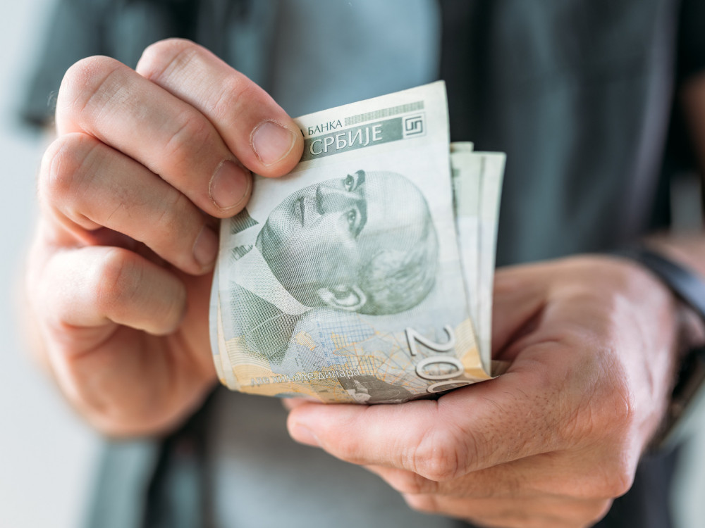 Plate u Srbiji u maju preskočile prosek od 100.000 dinara