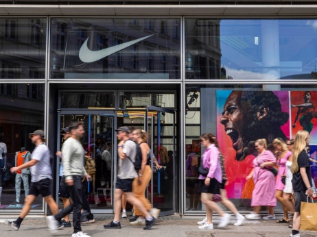 Akcije Nikea pale nakon upozorenja da prodaja pada