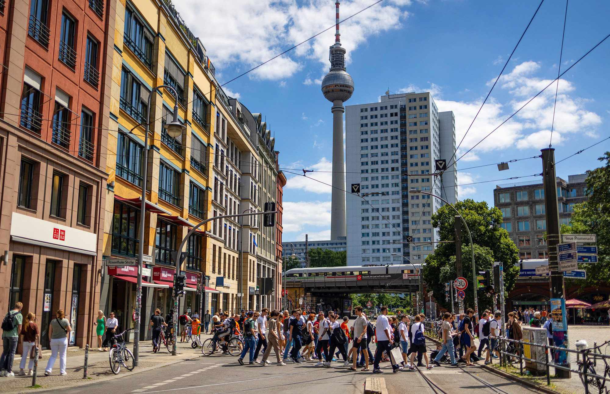 Inflacija u evrozoni usporila na 2,5 odsto, bazna iznenadila