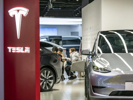 Tesla nadmašila niske procene o prodaji vozila