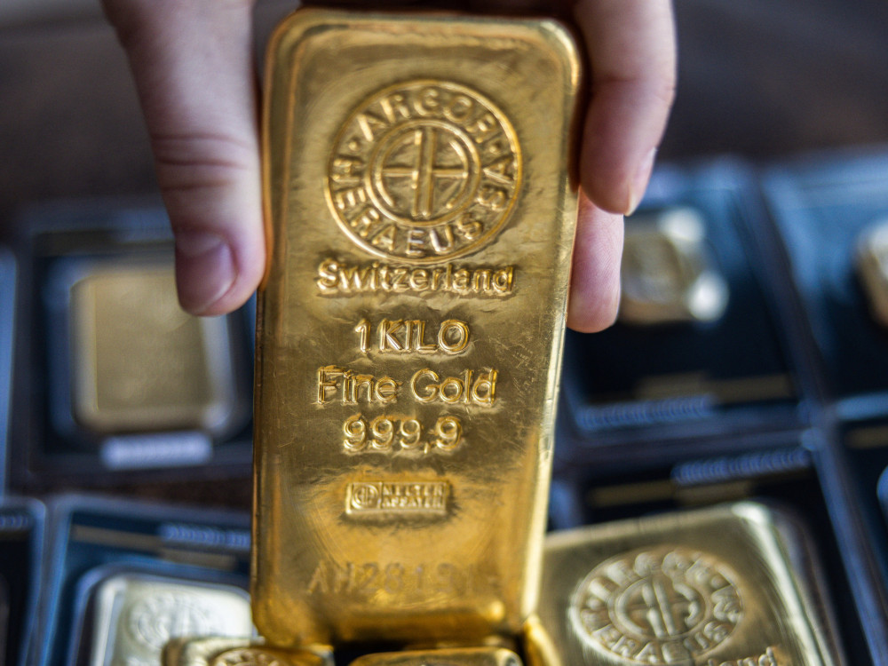 Zlato se bliži rekordu kako rastu nade u smanjenje kamata Feda