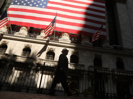 Akcije u SAD rastu dok ulagači analiziraju politiku u zemlji