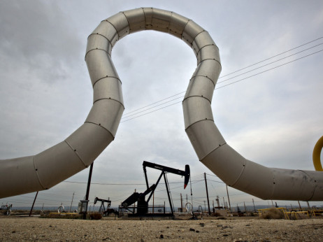 Nafta se drži u uskom rasponu, američke zalihe i Kina diriguju