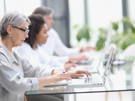 Vse več starejših dela. Podjetja si "luksuza" izključevanja ne morejo več privoščiti