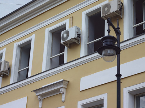 Dok gradovi gore, klima-uređaji rade punim kapacitetom. Rešavamo li problem ili ga produbljujemo?