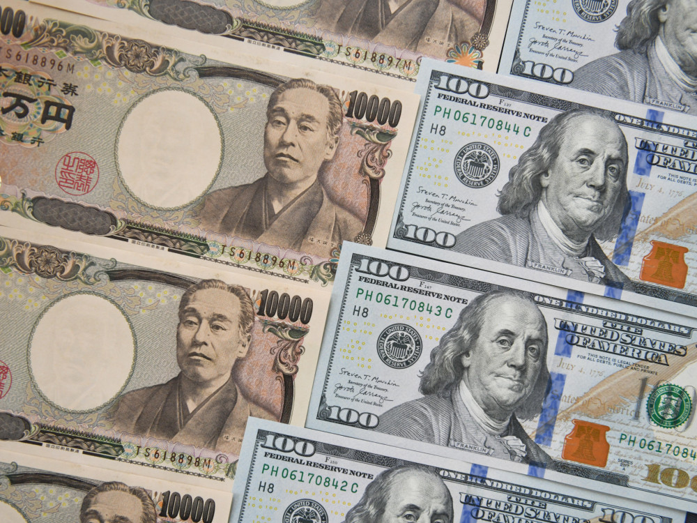 Dolar oslabio i podigao jen uoči govora centralnih bankara