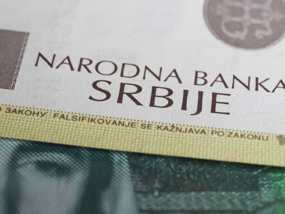 Prosečna plata se udaljava od 100.000, ali i dalje nadjačava inflaciju