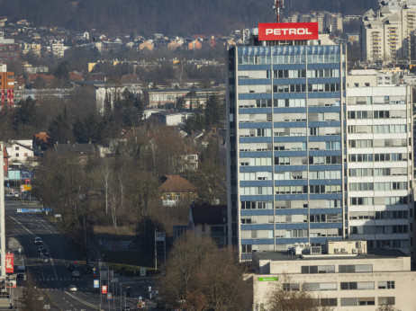 Petrol pri 61 evrih: koliko so z nakupi delnic pridobili vodilni?