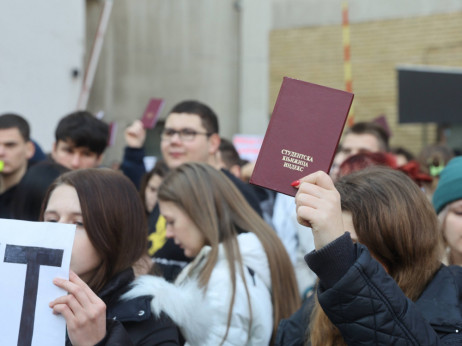 Novosadski studenti blokirali gradsku skupštinu, policija ih napala