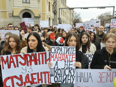 Prosvetari, đaci i studenti odali poštu stradalima u Novom Sadu