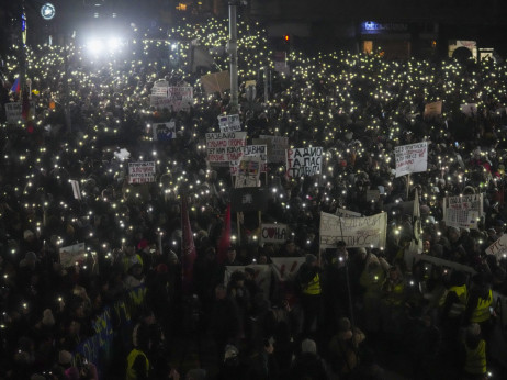 Veliki broj studenata i građana protestovao ispred RTS