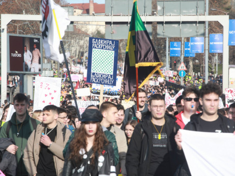 Blokada Autokomande - studenti kuvaju domaća jela, a peku i prase