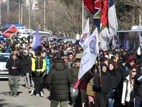 Studenti iz svih pravaca idu ka Kragujevcu, treći dan pešačenja