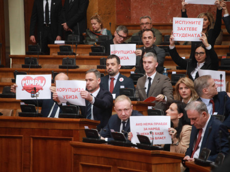 Dimne bombe i baklje u Skupštini, povređene dve poslanice, sednica se nastavlja