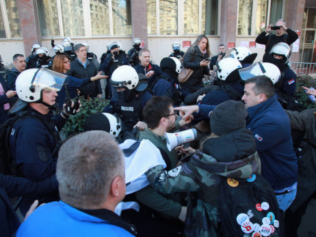 Sednica Skupštine Beograda u senci haosa: Odluke usvojene za 90 minuta, protesti završeni tučom i hapšenjima