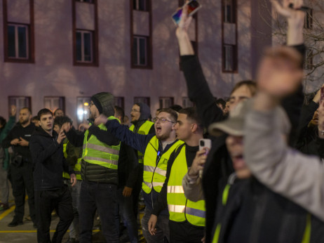 Studenti opkolili zgradu RTS i najavili blokadu od 22 sata