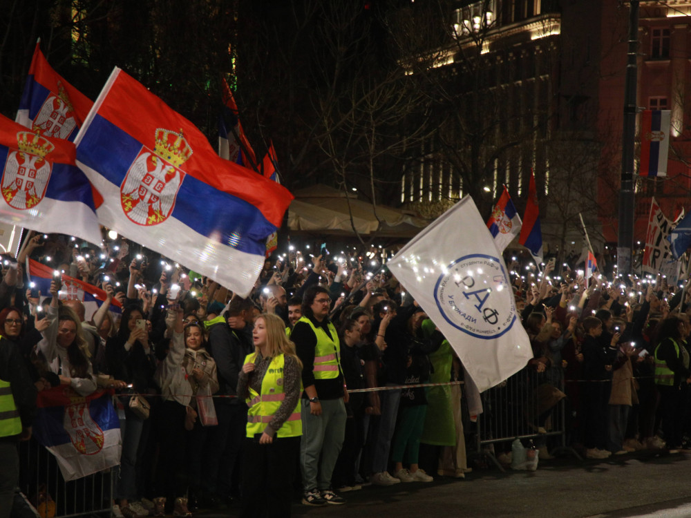 Veliki broj građana dočekao studente koji su peške došli u Beograd