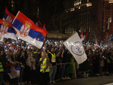 Veliki broj građana dočekuje studente koji stižu pred sutrašnji protest u Beogradu