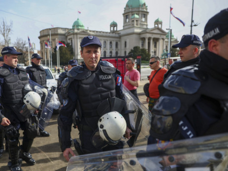 Tenzije ispred Skupštine Srbije: policija razdvaja dve suprostavljene grupe građana