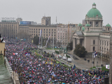 Dan posle protesta - zvučni top i broj učesnika glavne teme