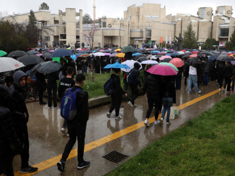 S.Makedonija: Kritično 45 ljudi, studenti i građani odali počast stradalima