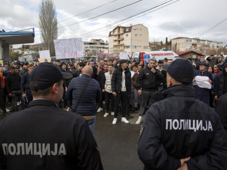 S.Makedonija: Kritično 45 ljudi, studenti i građani odali počast stradalima