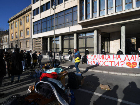 Novosadski studenti blokirali gradsku skupštinu, policija ih napala