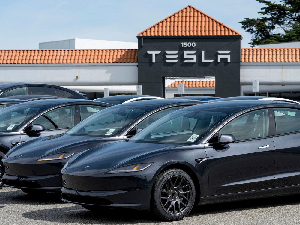 Prodaja Teslinih vozila pala na najniži nivo od 2022. godine
