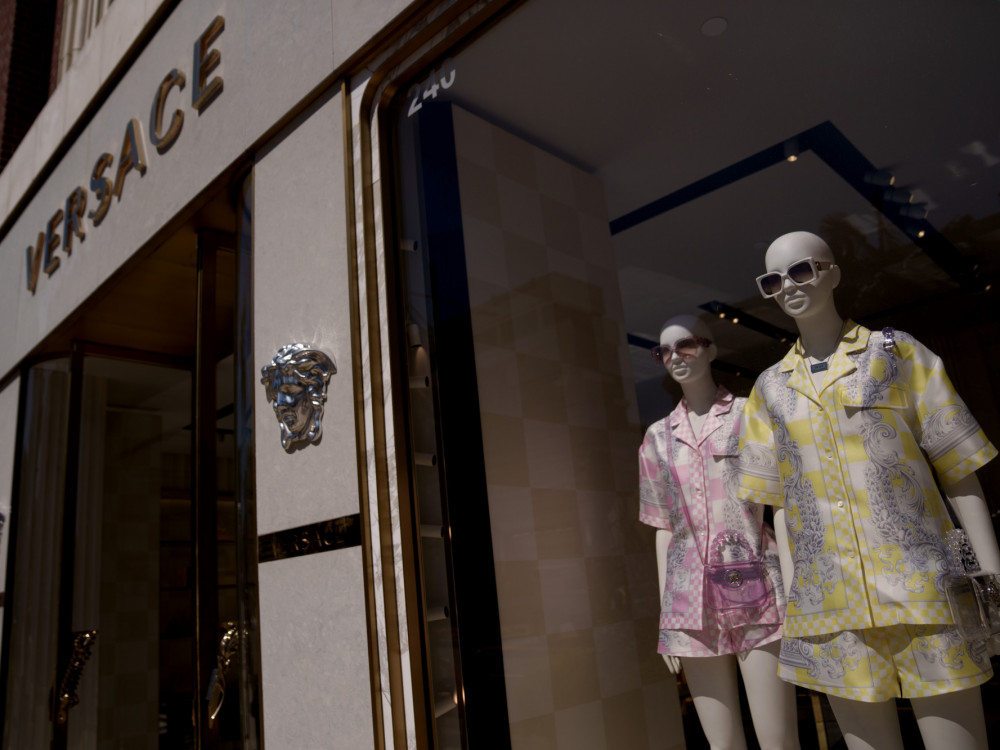 Prada preuzela Versace za oko 1,25 milijardi evra