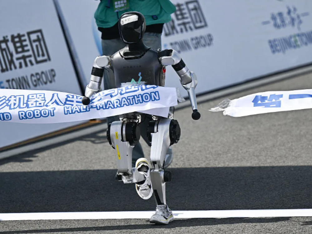 Padale su i glave - samo četiri robota preživela prvi polumaraton