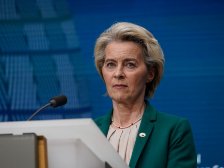 EU zaradi Trumpove grožnje z novimi carinami ustavlja trgovinski sporazum z ZDA