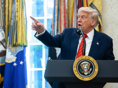 Trump najavio okvirni trgovinski sporazum sa Britanijom – ukidaju se carine