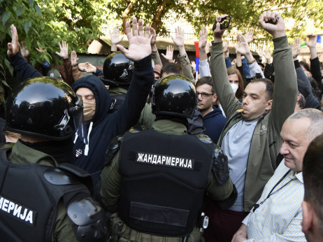 Protest ispred zgrade suda u Novom Sadu zbog produženja pritvora aktivistima