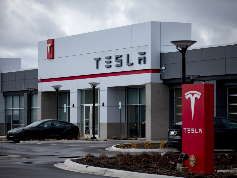 Akcije Tesle delimično se oporavile posle smirivanja tenzija između Muska i Trumpa
