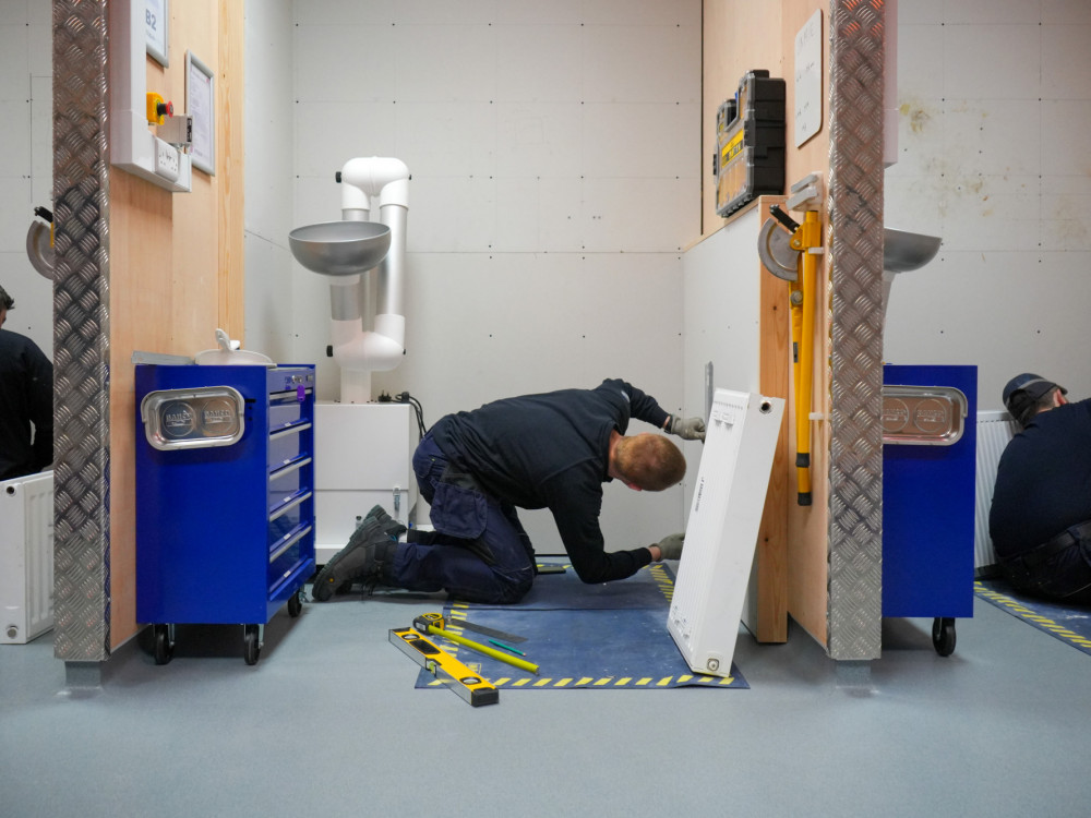 Svet intenzivno ulaže u elektrifikaciju, ali radne snage uporno manjka