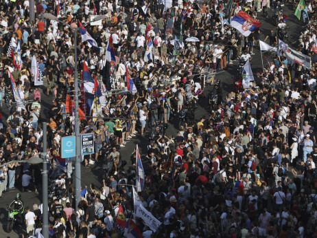 Sukobi nakon skupa na Slaviji: Policijska intervencija trajala do duboko u noć