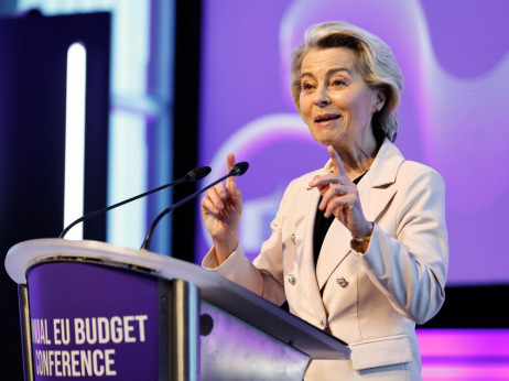 Fotelja Ursule von der Leyen ipak sigurna