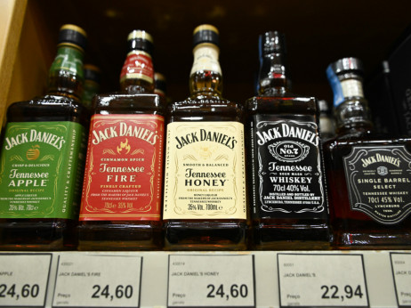 EU novim kontramerama cilja Boeing, američka kola i burbon