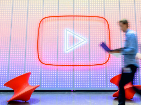 YouTube u osvajačkom pohodu na TV program, a sledeća meta mu je sitkom