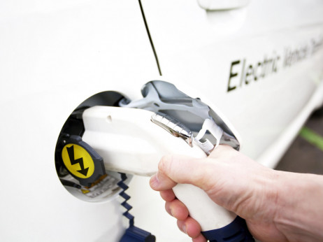 Državni punjači besplatni, električnih vozila malo